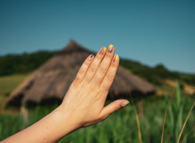 Powietrze pod paznokciami - dlaczego się dostaje?